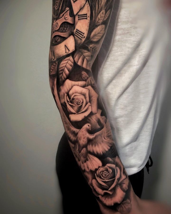Hele sleeve met klok, rozen en een vliegende duif