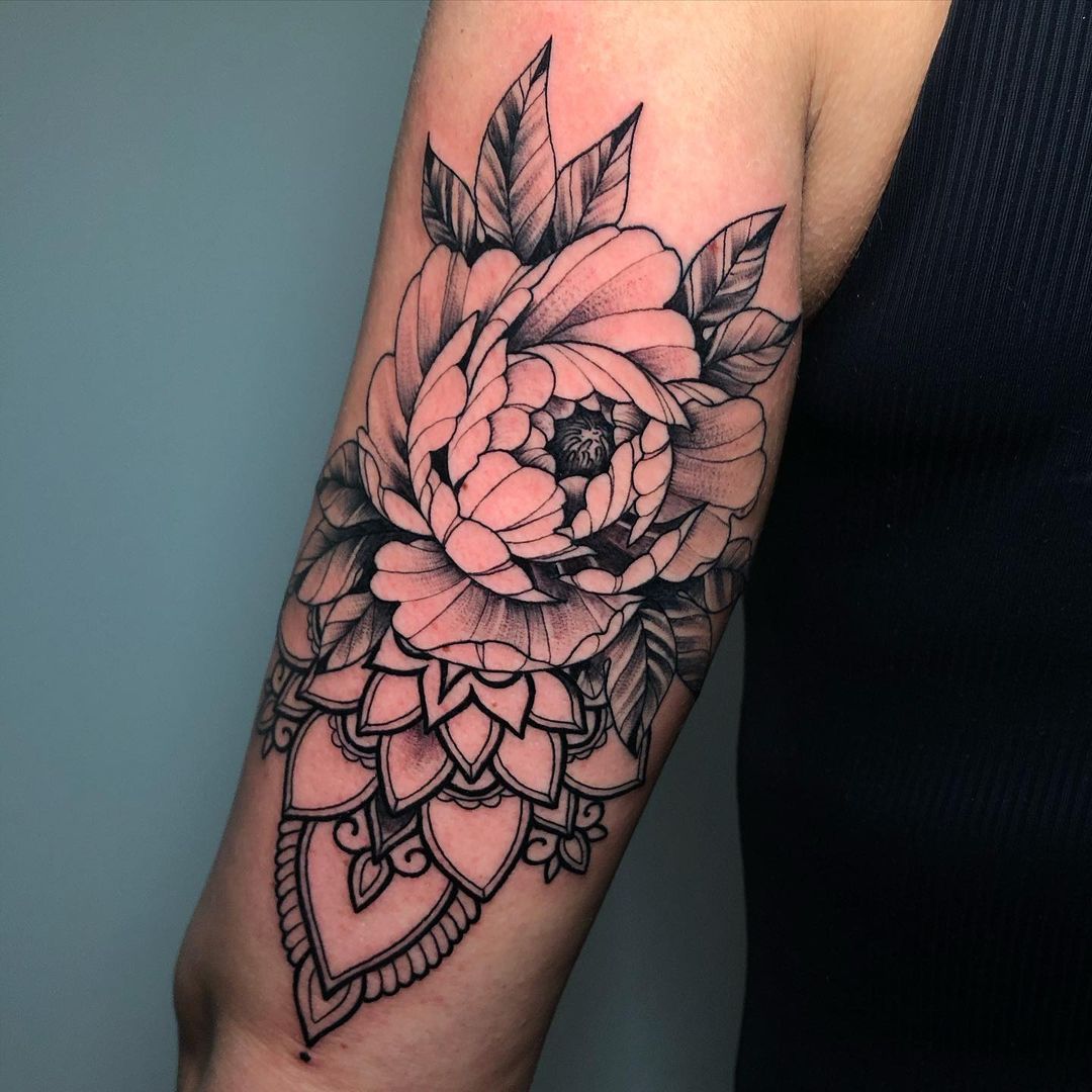 Grote bloem met ornament in black & grey op een onderarm