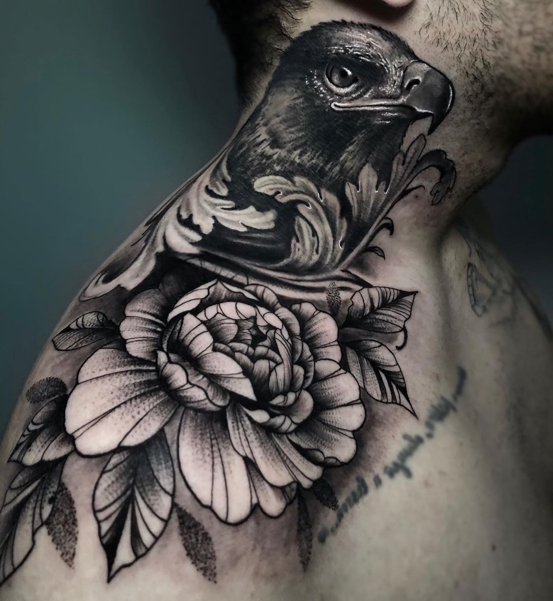 Vogel met grote bloemen in black & grey over hals en schouder