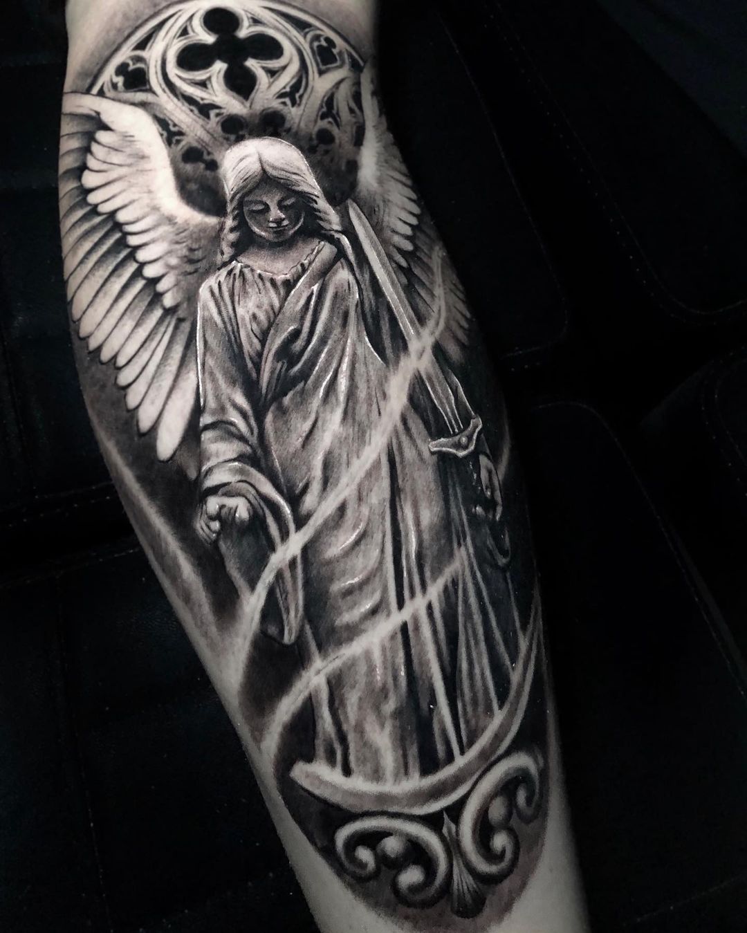Engel met vleugels en zwaard onder een gotisch raam in black & grey