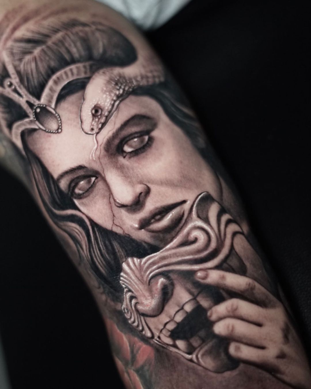 Gezicht van Medusa met slangen in black & grey op een onderarm