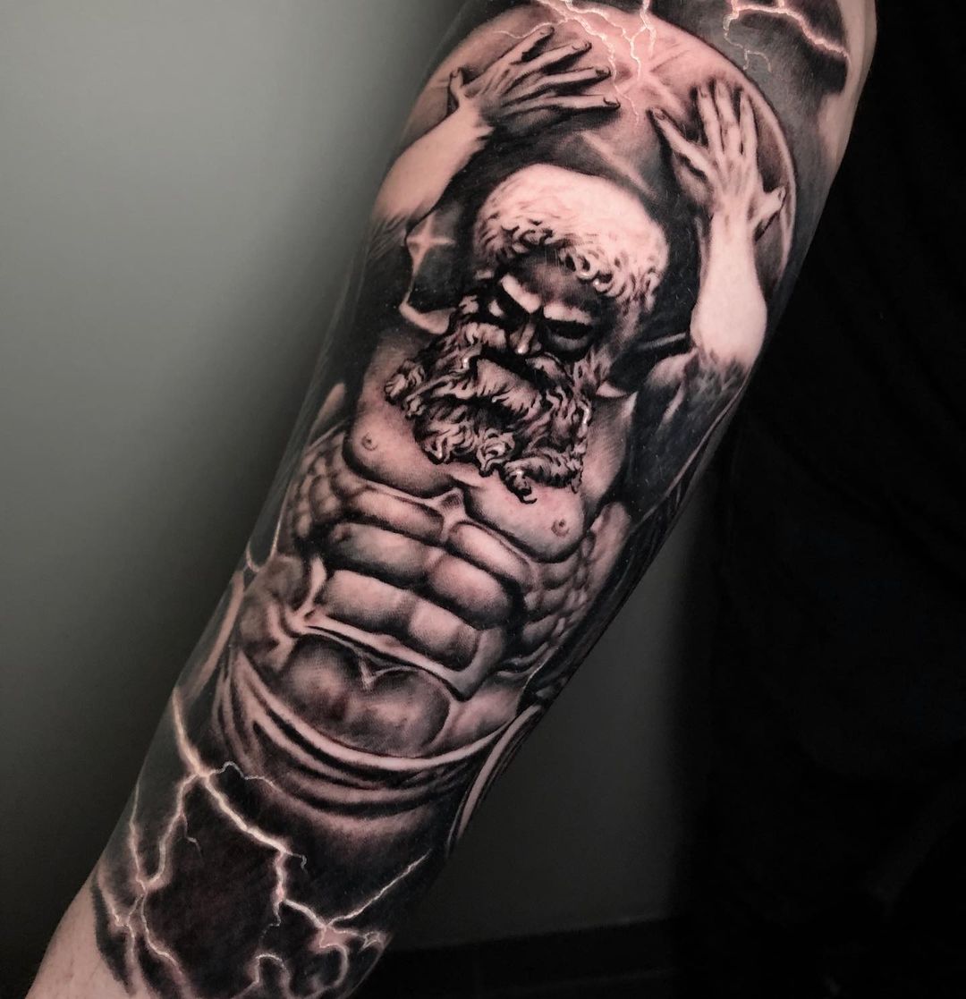Griekse god met baard in black & grey op een onderarm