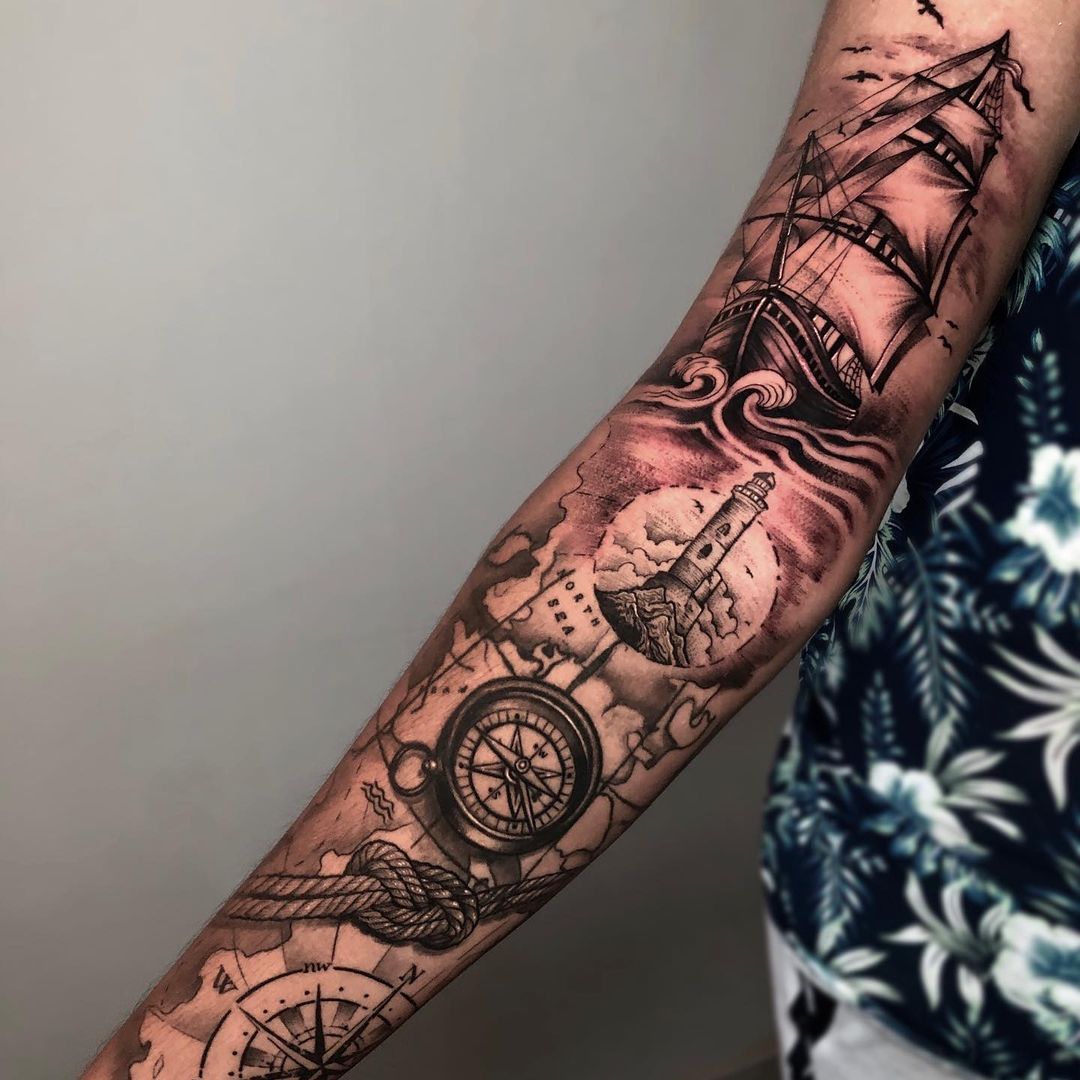 Onderarm met vuurtoren, zeilschip en kompas in black & grey