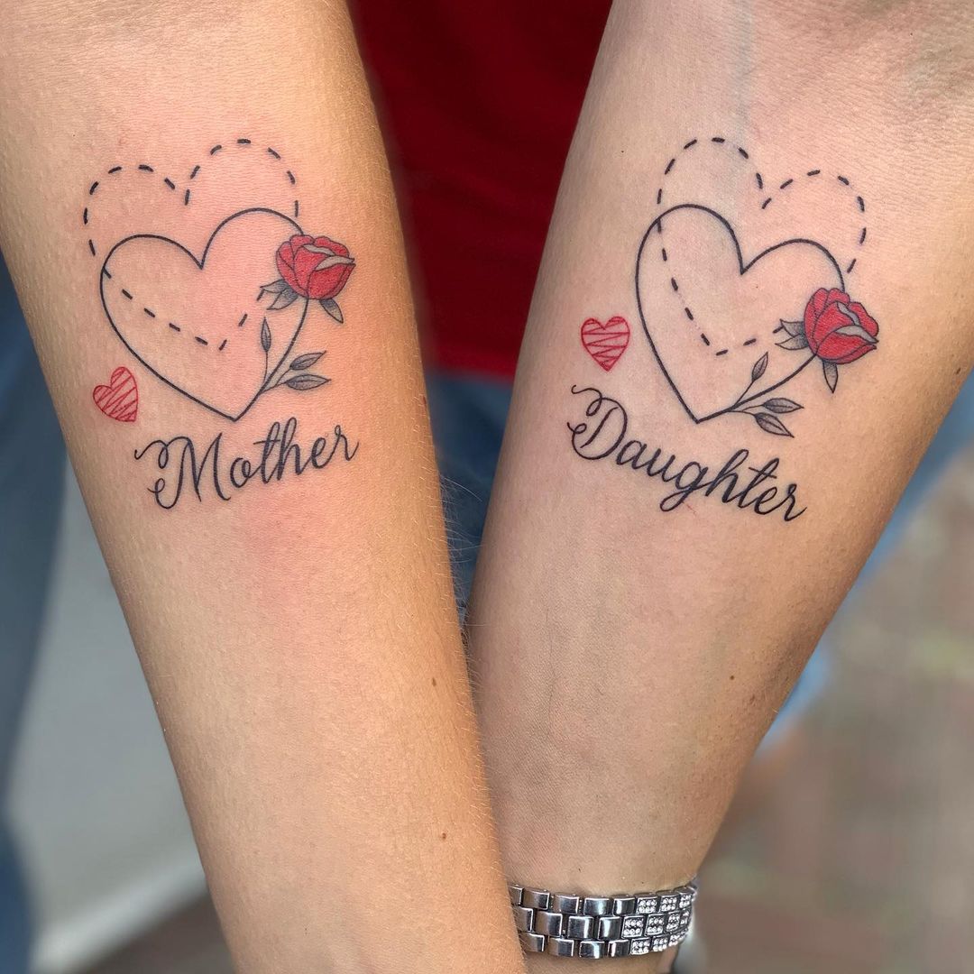 Twee onderarmen met bijpassende hartjes, rozen en de woorden Mother en Daughter