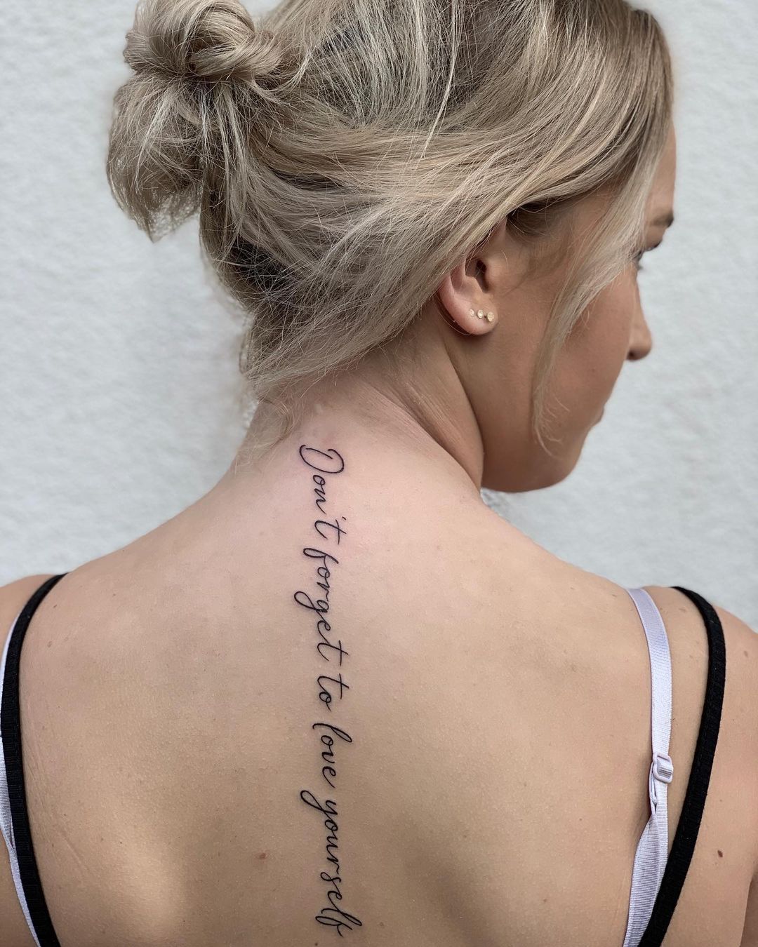 Engelse tekst in fijn handschrift langs de ruggengraat