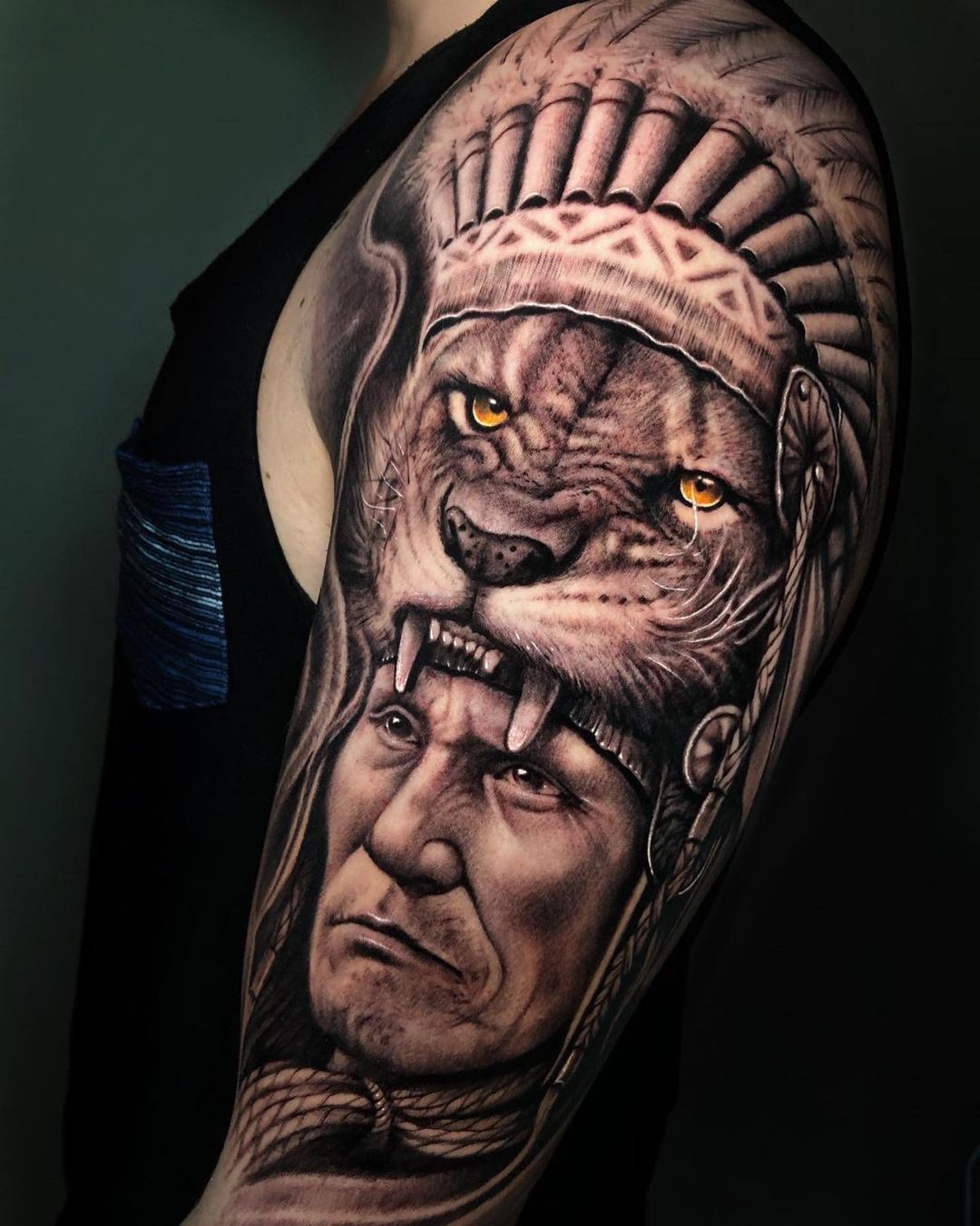 Portret van een man met een leeuwenkop als hoofdtooi op een bovenarm