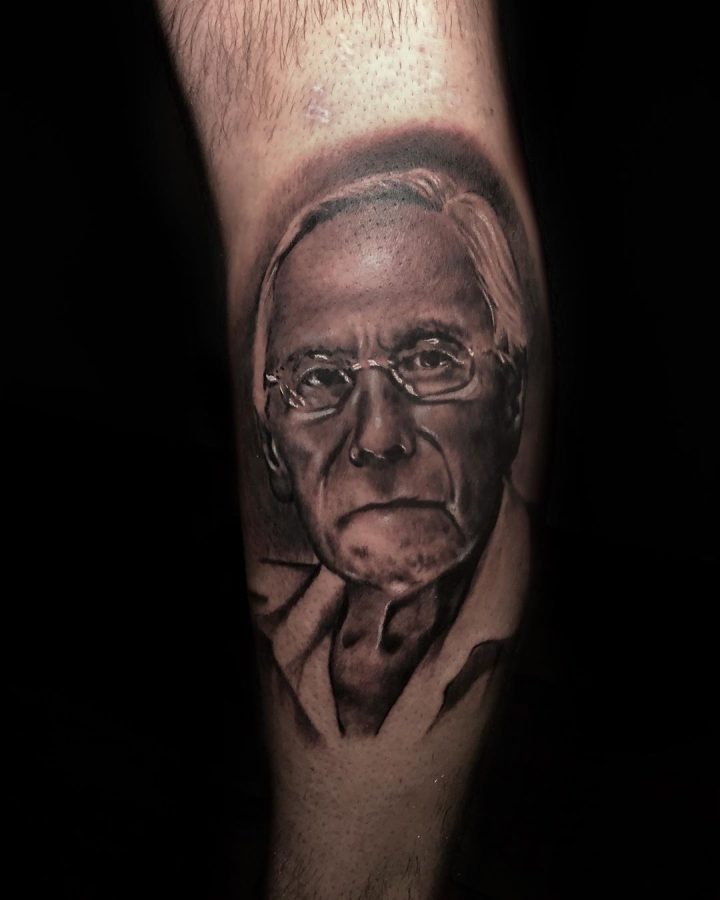Realistisch portret van een oudere man met bril op een onderarm